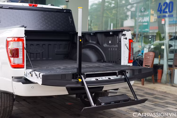 Qua phần đuôi xe, nắp thùng hàng có thể đóng/mở điện, đi cùng thang và tay nắm thuận tiện cho việc lên xuống. Hệ thống đèn hậu cũng là dạng full LED.