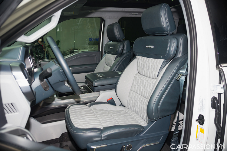 Tất cả hệ thống ghế ngồi được bọc da phối 2 màu xanh/trắng, logo Limited gắn trên tựa lưng. Hàng ghế trước trang bị chức năng chỉnh điện, sưởi và làm mát, riêng ghế lái có nhớ 3 vị trí. Ngoài ra, hai ghế trước có thể ngả hết cỡ tạo một mặt phẳng giúp tạo một mặt phẳng có không gian lớn.