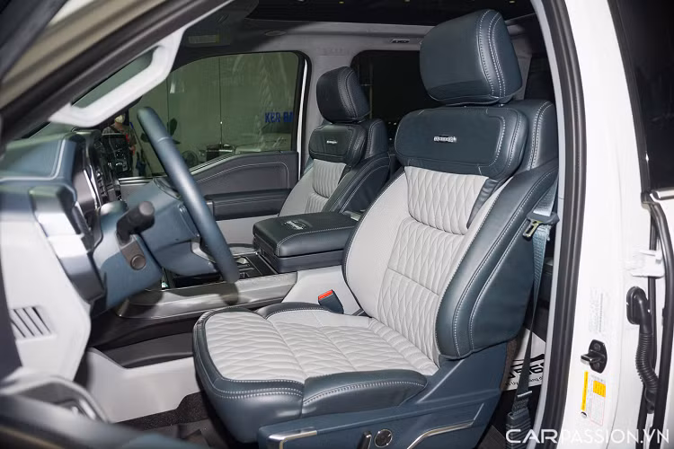 Tất cả hệ thống ghế ngồi được bọc da phối 2 màu xanh/trắng, logo Limited gắn trên tựa lưng. Hàng ghế trước trang bị chức năng chỉnh điện, sưởi và làm mát, riêng ghế lái có nhớ 3 vị trí. Ngoài ra, hai ghế trước có thể ngả hết cỡ tạo một mặt phẳng giúp tạo một mặt phẳng có không gian lớn.