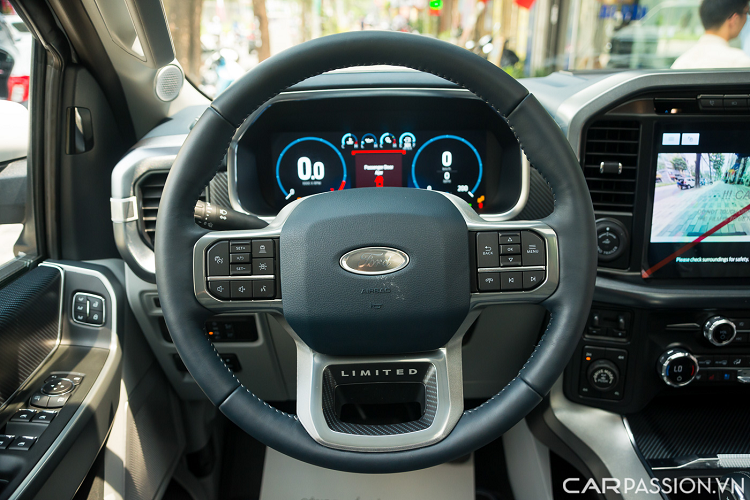 Vô lăng 3 chấu tích hợp nhiều nút bấm hỗ trợ người lái. Ngay phía sau là bảng đồng hồ kỹ thuật số 12 inch hiện đại có độ hiển thị sắc nét và đa dạng về giao diện.