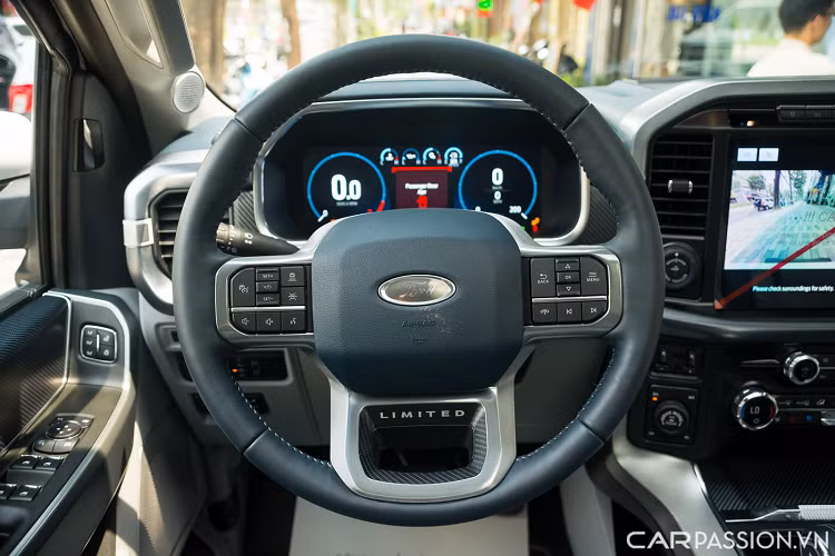 Vô lăng 3 chấu tích hợp nhiều nút bấm hỗ trợ người lái. Ngay phía sau là bảng đồng hồ kỹ thuật số 12 inch hiện đại có độ hiển thị sắc nét và đa dạng về giao diện.