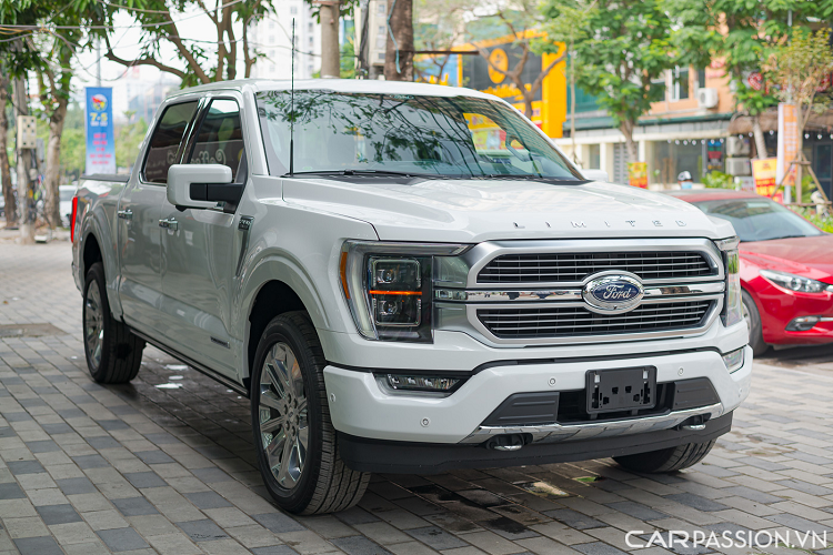 Chiếc Ford F-150 Limited trong bài sở hữu khối động cơ PowerBoost V6 dung tích 3.5 lít cùng hệ thống hybrid tự sạc (self-charging hybrid).