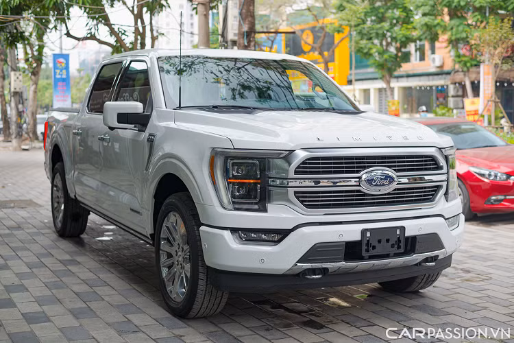 Chiếc Ford F-150 Limited trong bài sở hữu khối động cơ PowerBoost V6 dung tích 3.5 lít cùng hệ thống hybrid tự sạc (self-charging hybrid).