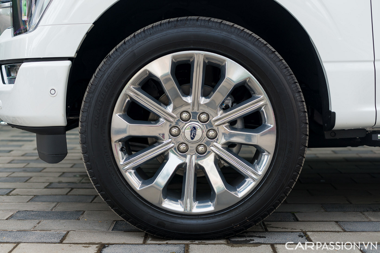 Nâng đỡ cho toàn bộ thân hình to lớn là bộ vành kích thước 22 inch thiết kế đa chấu mạ chrome sáng bóng. Đi kèm là bộ lốp có thông số 275/50 R22. Khi người dùng tiến lại gần, bệ bước chân sẽ tự động mở ra giúp việc lên/xuống thuận tiện hơn.