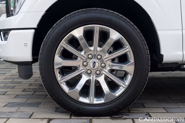 Nâng đỡ cho toàn bộ thân hình to lớn là bộ vành kích thước 22 inch thiết kế đa chấu mạ chrome sáng bóng. Đi kèm là bộ lốp có thông số 275/50 R22. Khi người dùng tiến lại gần, bệ bước chân sẽ tự động mở ra giúp việc lên/xuống thuận tiện hơn.