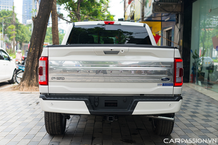 Khối động cơ này sản sinh công suất 430 mã lực và mô-men xoắn cực đại 773 Nm, nhờ đó chiếc xe này chạy được quãng đường hơn 1.200 km với mỗi lần đổ đầy xăng. Mức giá xe Ford F-150 Limited 2022 nhập tư tại Việt Nam dự đoán khoảng hơn 6 tỷ đồng.