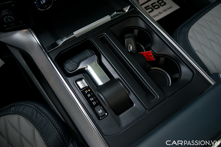 Cần số trên mẫu bán tải này có thể gập lại khi không dùng đến và tạo ra không gian phẳng ở khu vực bệ tỳ tay trước.