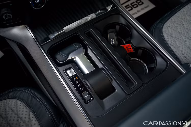 Cần số trên mẫu bán tải này có thể gập lại khi không dùng đến và tạo ra không gian phẳng ở khu vực bệ tỳ tay trước.