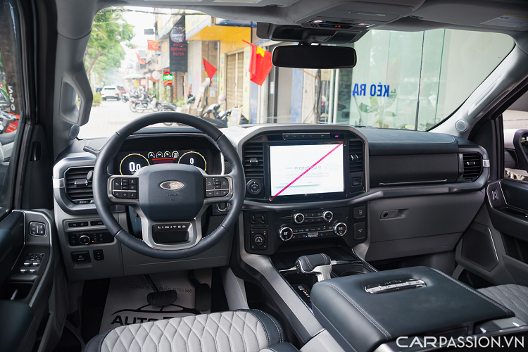 Bước vào bên trong, khoang nội thất được thiết kế nam tính, đậm chất Mỹ với các chi tiết to bản. Hầu hết chi tiết trên xe đều bọc da và kim loại.