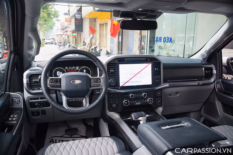 Bước vào bên trong, khoang nội thất được thiết kế nam tính, đậm chất Mỹ với các chi tiết to bản. Hầu hết chi tiết trên xe đều bọc da và kim loại.