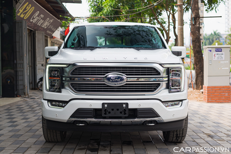 Về thiết kế ngoại thất, Ford F-150 Limited sở hữu nhiều chi tiết được thay đổi so với thế hệ trước. Đầu xe vẫn có thiết kế nam tính với nhiều chi tiết to bản. Lưới tản nhiệt gồm nhiều thanh nan lớn kết hợp lại, hoàn thiện bằng bởi chrome bóng. Logo “Limited” được đặt trên nắp capo.