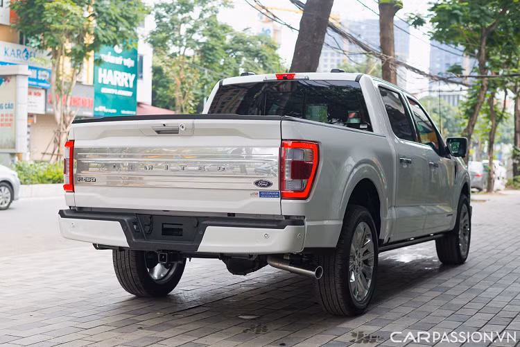 Tính tới thời điểm hiện tại, chỉ có 2 chiếc Ford F-150 Limited 2022 xvề Việt Nam trong đó một chiếc màu đen và chiếc còn lại màu trắng đang được nhắc đến trong bài. Các đối thủ chính của dòng xe Ford F-150 phải kể đến như Chevrolet Silverado, Toyota Tundra và RAM 1500.