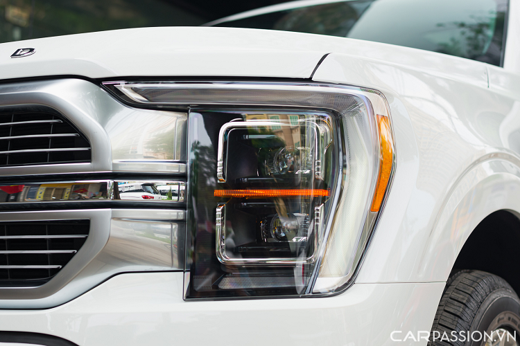 Cụm đèn pha được thay đổi với dải đèn LED định vị có tạo hình chữ L ngược, hệ thống đèn pha LED thông minh có khả năng tự động tắt/bật, điều chỉnh góc chiếu.