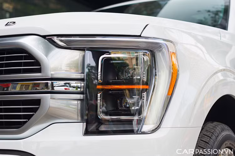 Cụm đèn pha được thay đổi với dải đèn LED định vị có tạo hình chữ L ngược, hệ thống đèn pha LED thông minh có khả năng tự động tắt/bật, điều chỉnh góc chiếu.