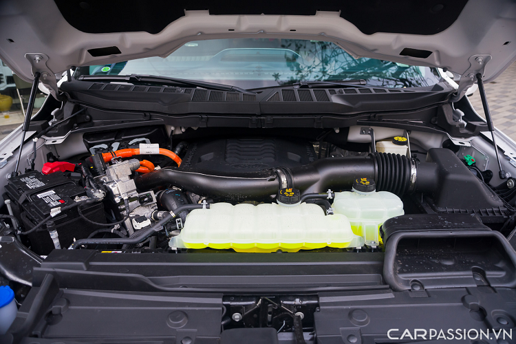 Chiếc bán tải hạng sang này trang bị nhiều hệ thống hỗ trợ người lái như camera 360 độ, kiểm soát hành trình thích ứng, hỗ trợ giữ làn, cảnh báo điểm mù, hỗ trợ đỗ xe tự động, cảnh báo phương tiện cắt ngang phía sau...