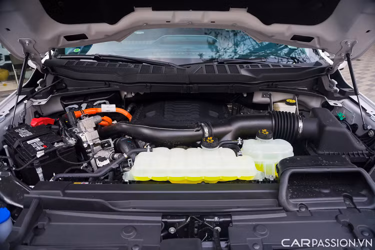 Chiếc bán tải hạng sang này trang bị nhiều hệ thống hỗ trợ người lái như camera 360 độ, kiểm soát hành trình thích ứng, hỗ trợ giữ làn, cảnh báo điểm mù, hỗ trợ đỗ xe tự động, cảnh báo phương tiện cắt ngang phía sau...