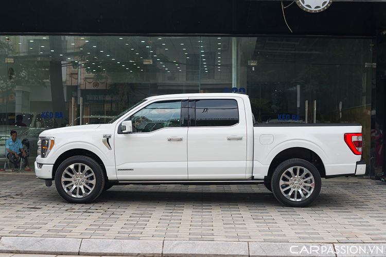 Ford F-150 Limited sở hữu kích thước Dài x Rộng x Cao lần lượt là 5.890 x 2.030 x 1.961 (mm). Gương chiếu hậu to bản tích hợp đèn báo rẽ cùng cụm camera, mặt gương tích hợp sưởi và chống chói.