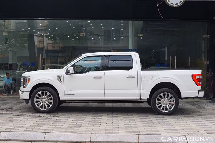 Ford F-150 Limited sở hữu kích thước Dài x Rộng x Cao lần lượt là 5.890 x 2.030 x 1.961 (mm). Gương chiếu hậu to bản tích hợp đèn báo rẽ cùng cụm camera, mặt gương tích hợp sưởi và chống chói.