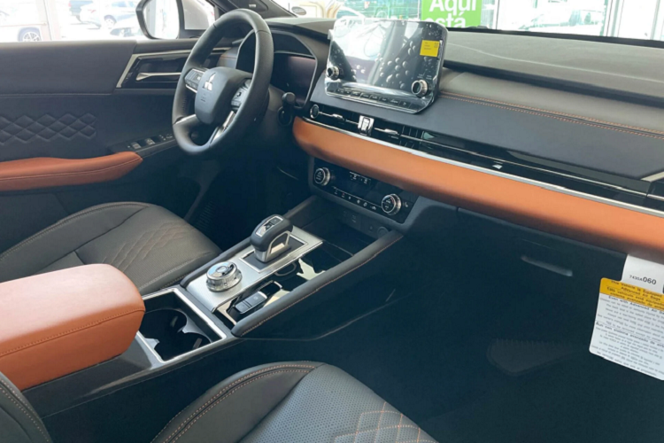 Trang bị bệ tỳ tay trong tâm cỡ lớn. Xe đi kèm với nhiều tiện nghi khác như: sạc điện thoại không dây mới, màn hình hiển thị thông tin trên kính lái HUD kích thước lên đến 10,8 inch, hệ thống giải trí sử dụng 10 loa BOSE trên phiên bản cao cấp và hơn thế nữa.