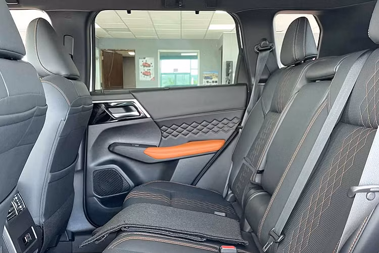 Vô lăng của Outlander 2023 mang kích thước lớn, thiết kế 4 chấu tối giản rất tinh tế. Chi tiết khe cửa gió điều hoà trên bảng táp-lô khá hấp dẫn, mang phong cách sang trọng như xe sang. Xe sử dụng cần số điện tử, phanh tay điện tử. Nội thất Outlander 2023 có nhiều chọn màu sắc, sử dụng vật liệu nhôm để trang trí và trên các nút điều khiển, ốp bệ cần số, vô lăng.