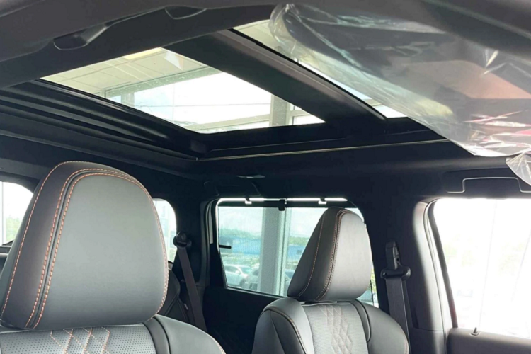 Về động cơ, Outlander 2023 sử dụng động cơ 4cyl thẳng hàng dung tích 2.5L chia sẻ chung với Nissan Rogue/X-Trail thế hệ mới (Mitsubishi hiện đang là thành viên trong “bộ ba” liên minh Renault-Nissan-Mitsubishi). Động cơ 2.5L này cho công suất tối đa 181 mã lực và mô-men xoắn cực đại 245Nm, xe sử dụng kết hợp với hộp số tự động biến thiên vô cấp CVT.