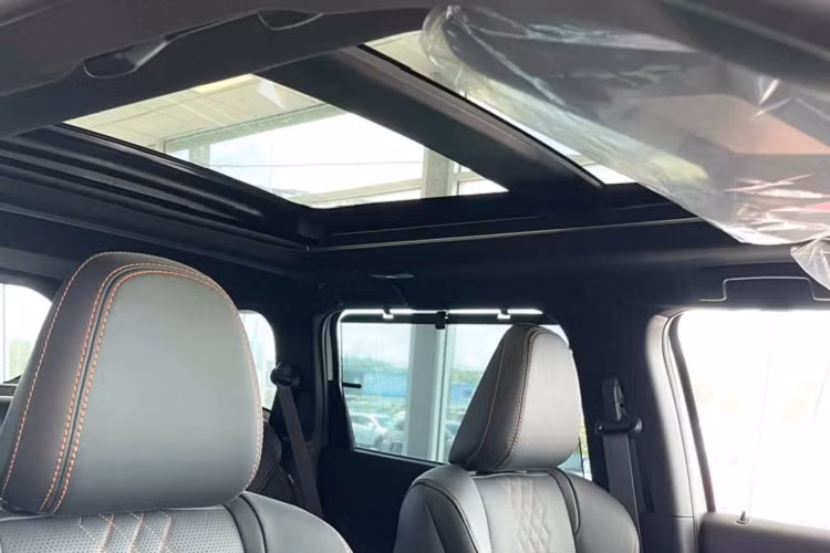 Về động cơ, Outlander 2023 sử dụng động cơ 4cyl thẳng hàng dung tích 2.5L chia sẻ chung với Nissan Rogue/X-Trail thế hệ mới (Mitsubishi hiện đang là thành viên trong “bộ ba” liên minh Renault-Nissan-Mitsubishi). Động cơ 2.5L này cho công suất tối đa 181 mã lực và mô-men xoắn cực đại 245Nm, xe sử dụng kết hợp với hộp số tự động biến thiên vô cấp CVT.