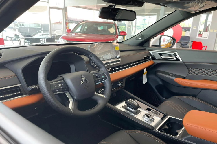 Ngoại thất Outlander 2023 mang phong cách táo bạo và hấp dẫn hơn trước. Phần đầu xe sở hữu đèn pha LED đặt thấp, đèn LED định vị đặt trên cao, mặt ca-lăng cỡ lớn. “Dàn chân” sử dụng mâm kích thước lên đến 20 inch, size mâm khá lớn trong phân khúc.