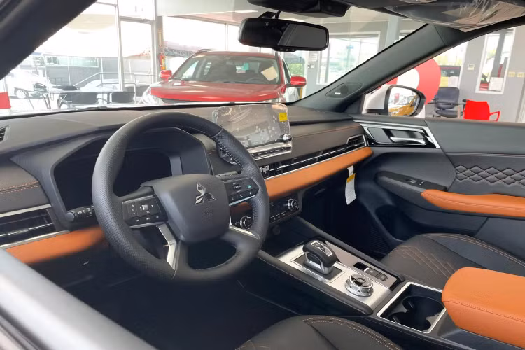 Ngoại thất Outlander 2023 mang phong cách táo bạo và hấp dẫn hơn trước. Phần đầu xe sở hữu đèn pha LED đặt thấp, đèn LED định vị đặt trên cao, mặt ca-lăng cỡ lớn. “Dàn chân” sử dụng mâm kích thước lên đến 20 inch, size mâm khá lớn trong phân khúc.