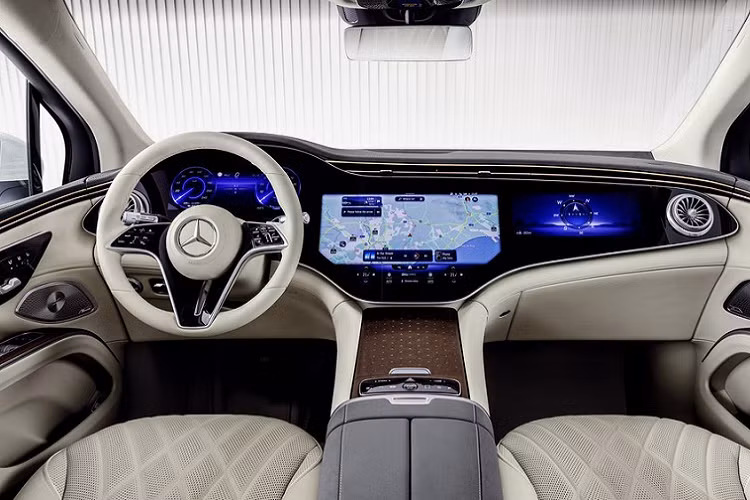 Được định vị trong phân khúc SUV hạng sang cỡ lớn, Mercedes-Benz EQS SUV 2023 sở hữu chiều dài 5.130 mm, chiều rộng 1.955 mm, chiều cao 1.727 mm và chiều dài cơ sở 3.200 mm. Kích thước này mang đến không gian nội thất vô cùng rộng rãi cho xe.