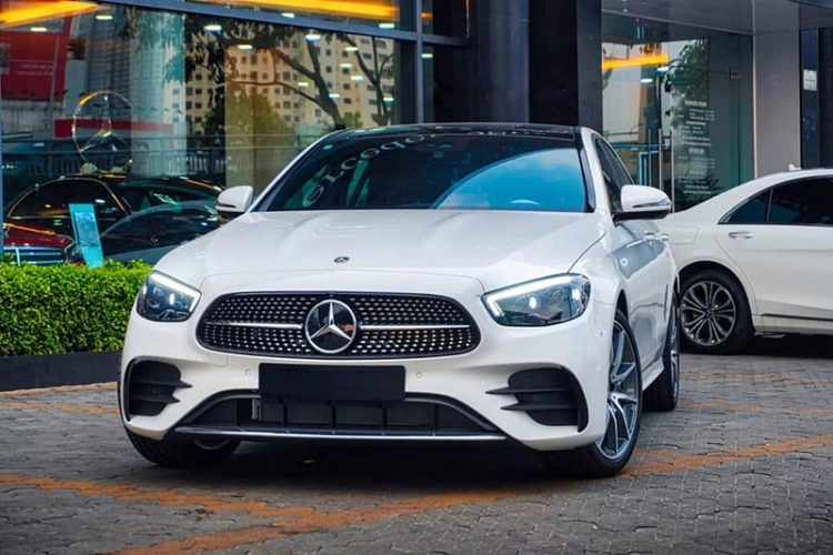 Về truyền động, Mercedes-Benz E180 sử dụng động cơ tăng áp 1.5L 4 xi-lanh, sản sinh công suất 156 mã lực và mô-men xoắn 250 Nm. Trong khi đó, E200 Exclusive và E300 AMG dùng động cơ tăng áp 2.0L lần lượt cho ra 197 mã lực / 320 Nm và 258 mã lực / 370 Nm. Cả ba phiên bản đều dùng hộp số tự động 9 cấp cùng hệ dẫn động loại cầu sau.