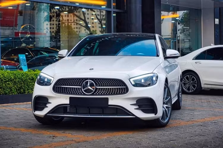 Về truyền động, Mercedes-Benz E180 sử dụng động cơ tăng áp 1.5L 4 xi-lanh, sản sinh công suất 156 mã lực và mô-men xoắn 250 Nm. Trong khi đó, E200 Exclusive và E300 AMG dùng động cơ tăng áp 2.0L lần lượt cho ra 197 mã lực / 320 Nm và 258 mã lực / 370 Nm. Cả ba phiên bản đều dùng hộp số tự động 9 cấp cùng hệ dẫn động loại cầu sau.