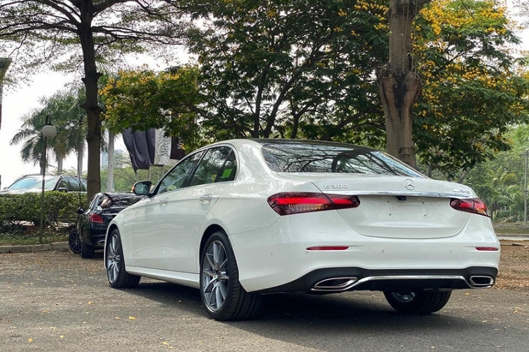 Cuối cùng, phiên bản cao cấp nhất Mercedes-Benz E300 AMG 2022 được bổ sung tính năng cảnh báo điểm mù và hiển thị thông tin lên kính lái (HUD). Ngoài ra, xe được tích hợp thêm bản đồ Việt Nam, đưa tín hiệu chỉ đường lên màn hình HUD giúp người lái tập trung hơn. Bản này có mức tăng lên tới 179 triệu đồng, đưa giá niêm yết lên 3,129 tỷ đồng.