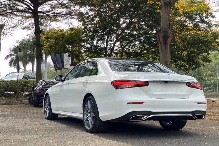 Cuối cùng, phiên bản cao cấp nhất Mercedes-Benz E300 AMG 2022 được bổ sung tính năng cảnh báo điểm mù và hiển thị thông tin lên kính lái (HUD). Ngoài ra, xe được tích hợp thêm bản đồ Việt Nam, đưa tín hiệu chỉ đường lên màn hình HUD giúp người lái tập trung hơn. Bản này có mức tăng lên tới 179 triệu đồng, đưa giá niêm yết lên 3,129 tỷ đồng.