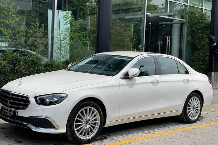 Trong khi đó, bản tầm trung Mercedes-Benz E200 Exclusive 2022 mới sẽ có thêm các tiện ích như sạc không dây ở bệ trung tâm, 13 loa Burmester, cảnh báo điểm mù và camera 360 độ. Giá xe tăng thêm 160 triệu đồng, lên mức 2,47 tỷ đồng.