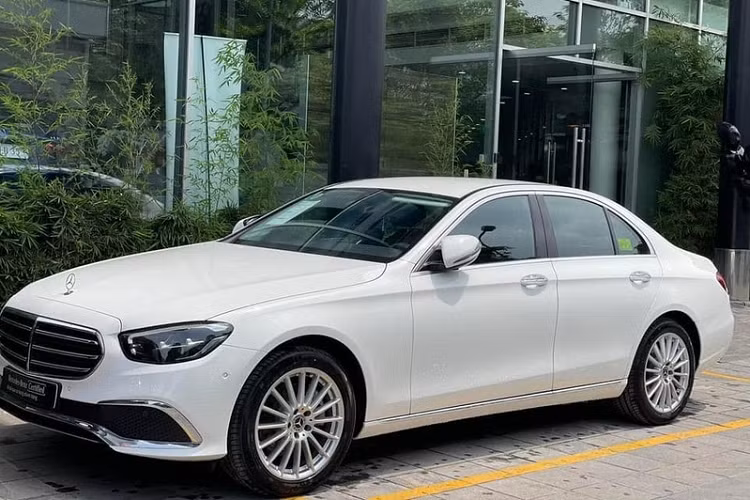 Trong khi đó, bản tầm trung Mercedes-Benz E200 Exclusive 2022 mới sẽ có thêm các tiện ích như sạc không dây ở bệ trung tâm, 13 loa Burmester, cảnh báo điểm mù và camera 360 độ. Giá xe tăng thêm 160 triệu đồng, lên mức 2,47 tỷ đồng.