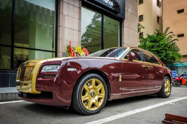 Ngoài màu sơn đỏ, chiếc xe siêu sang Rolls-Royce Ghost này còn có nhiều chi tiết sơn vàng đối lập và ấn tượng nhất còn được xưởng độ danh tiếng Real Gold Group tại Đức đảm nhận mạ vàng 24k một số chi tiết ở ngoại thất như lưới tản nhiệt, tay nắm cửa, logo Rolls-Royce bên hông xe, các thanh viền inox cũng được mạ vàng 24k và viền đèn hậu.