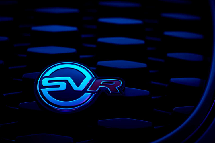 Đối với phiên bản Jaguar F-Pace dành cho năm 2024, dòng sản phẩm đã được đơn giản hóa thành chỉ còn các phiên bản R-Dynamic S, R-Dynamic SE, R-Dynamic HSE, 400 SPORT và SVR sẽ được phân phối tùy thuộc vào thị trường.