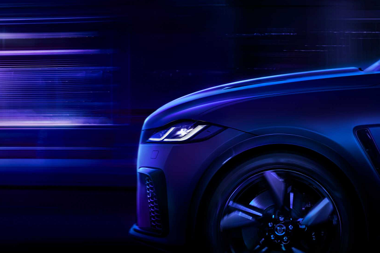 Chủ sở hữu có thể sạc pin lên 80% trong nửa giờ thông qua sạc DC 35 kW trong khi đạt 100% pin nhờ hộp sạc treo tường AC 7 kW mất 2 giờ 30 phút. Giống như các phiên bản F-Pace còn lại, P400e có hệ dẫn động bốn bánh tiêu chuẩn và hộp số tự động tám cấp.