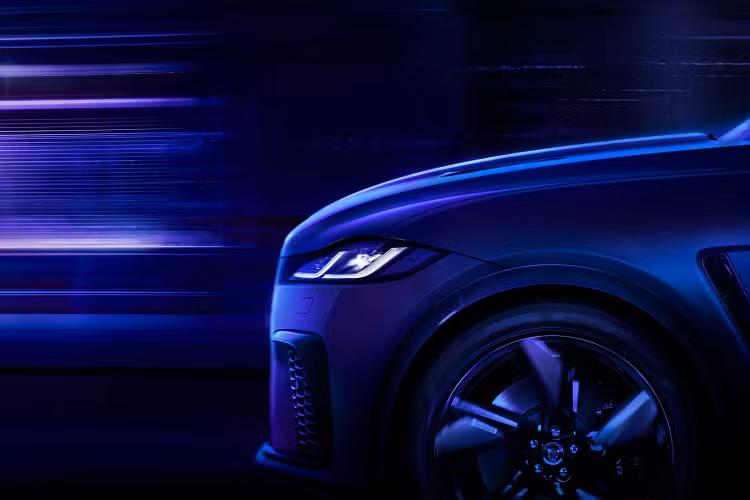 Chủ sở hữu có thể sạc pin lên 80% trong nửa giờ thông qua sạc DC 35 kW trong khi đạt 100% pin nhờ hộp sạc treo tường AC 7 kW mất 2 giờ 30 phút. Giống như các phiên bản F-Pace còn lại, P400e có hệ dẫn động bốn bánh tiêu chuẩn và hộp số tự động tám cấp.