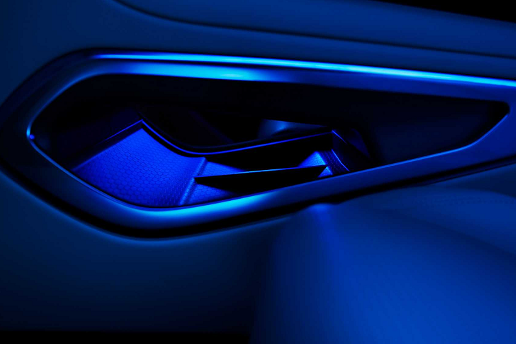 Bất kể phiên bản nào, tất cả các mẫu SUV F-Pace đều có trang bị bộ mâm xe 19 inch, cụm đồng hồ kỹ thuật số và hệ thống thông tin giải trí Pivi Pro với điều khiển bằng giọng nói Alexa cũng như Apple CarPlay và Android Auto không dây.