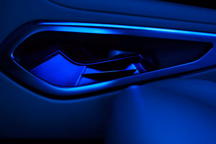 Bất kể phiên bản nào, tất cả các mẫu SUV F-Pace đều có trang bị bộ mâm xe 19 inch, cụm đồng hồ kỹ thuật số và hệ thống thông tin giải trí Pivi Pro với điều khiển bằng giọng nói Alexa cũng như Apple CarPlay và Android Auto không dây.