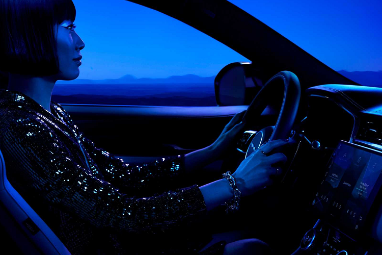 Tất cả những bản thấp hơn R-Dynamic trước đây đã bị ngừng sản xuất. Trong khi một số mẫu xe Land Rover gần đây đã chuyển sang sử dụng động cơ V8 4,4 lít tăng áp kép của BMW thì F-Pace SVR vẫn giữ nguyên động cơ V8 5,0 lít tăng áp.