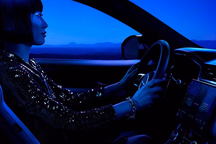 Tất cả những bản thấp hơn R-Dynamic trước đây đã bị ngừng sản xuất. Trong khi một số mẫu xe Land Rover gần đây đã chuyển sang sử dụng động cơ V8 4,4 lít tăng áp kép của BMW thì F-Pace SVR vẫn giữ nguyên động cơ V8 5,0 lít tăng áp.