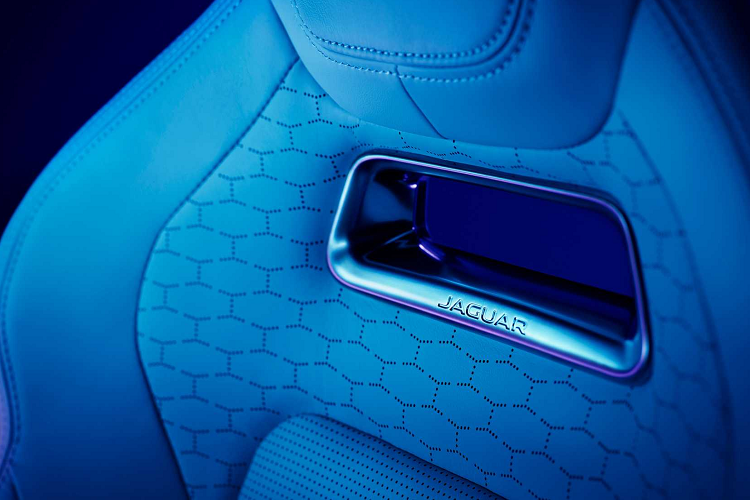 Mẫu xe được chế tạo tại nhà máy ở Vương quốc Anh, nơi JLR cũng lắp ráp động cơ xăng và diesel bốn xi-lanh và sáu xi-lanh, một số trong số đó có công nghệ hybrid nhẹ.