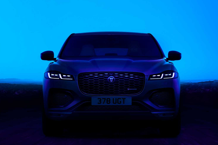 Từ phiên bản Jaguar F-Pace R-Dynamic SE trở đi, Jaguar trang bị tiêu chuẩn các điểm nhấn ngoại thất màu đen bóng. Hiện thông tin chính thức cũng như giá xe v vẫn là một ẩn số.