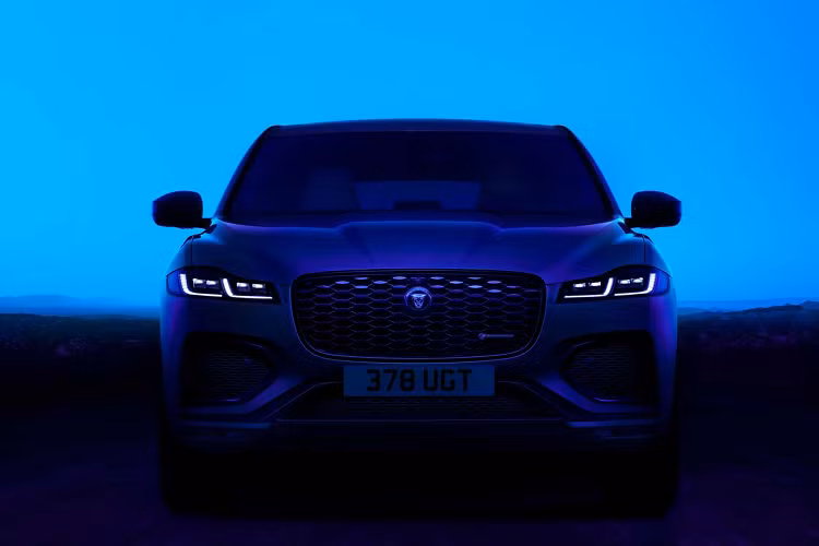 Từ phiên bản Jaguar F-Pace R-Dynamic SE trở đi, Jaguar trang bị tiêu chuẩn các điểm nhấn ngoại thất màu đen bóng. Hiện thông tin chính thức cũng như giá xe v vẫn là một ẩn số.