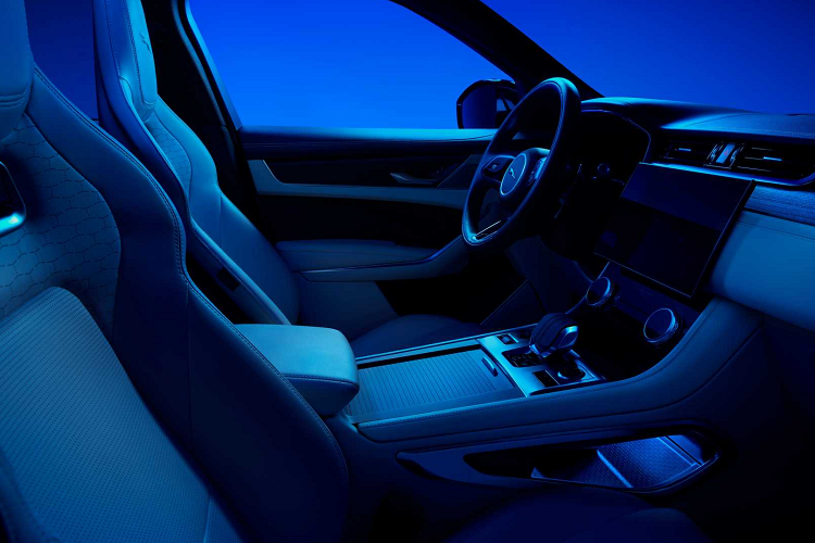 Với công suất 398 mã lực và mô-men xoắn 640 Nm, chiếc SUV Jaguar F-Pace thuần điện chỉ cần 5,3 giây để đạt vận tốc 100 km/h từ trạng thái dừng hoặc 5,0 giây để đạt vận tốc 96 km/h.