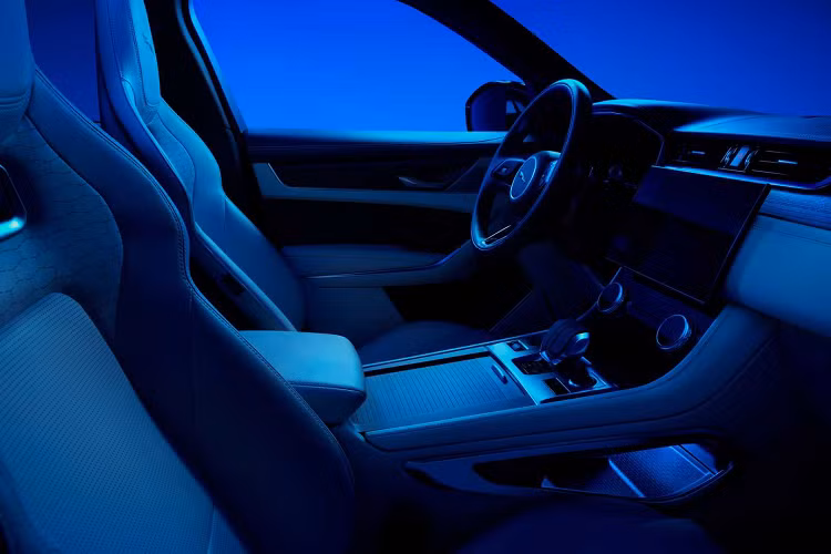 Với công suất 398 mã lực và mô-men xoắn 640 Nm, chiếc SUV Jaguar F-Pace thuần điện chỉ cần 5,3 giây để đạt vận tốc 100 km/h từ trạng thái dừng hoặc 5,0 giây để đạt vận tốc 96 km/h.