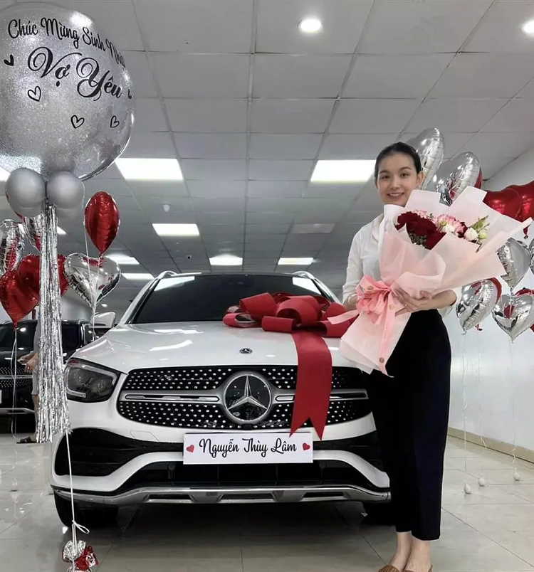 Cách đây không lâu, nàng hậu được ông xã tặng xế hộp trong ngày sinh nhật tuổi 35. 