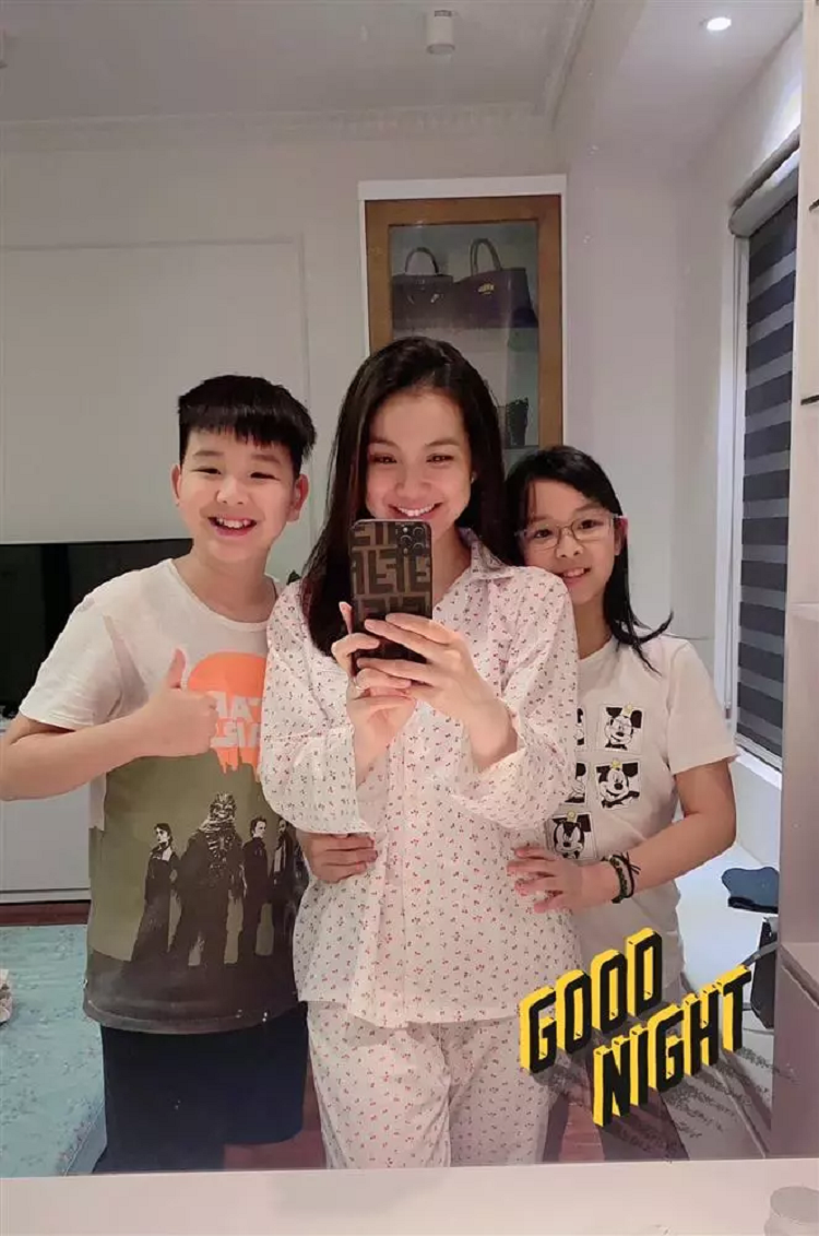 Chân dài 8X bên 2 con nhỏ. 